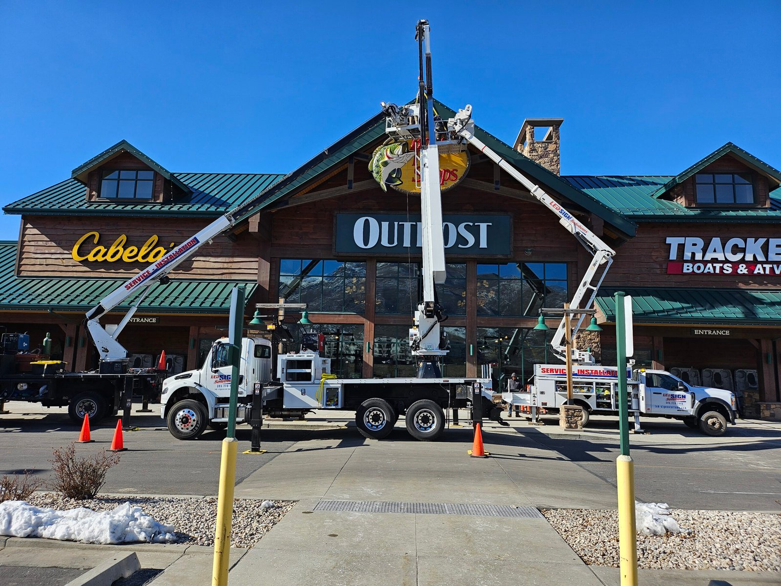 Cabelas sign install 